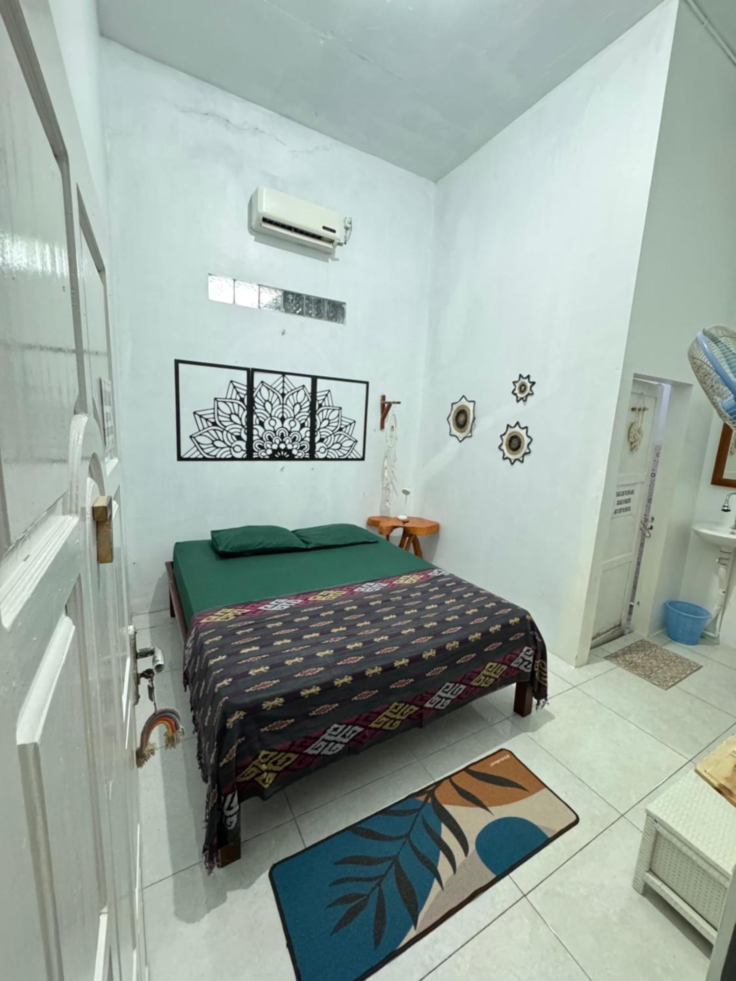 Loyal Friend Hostel كاريمونجاوا المظهر الخارجي الصورة